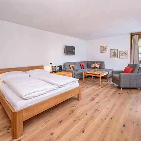 Schweizerhof Ferienwohnungen Lenzerheide Haus 1 *